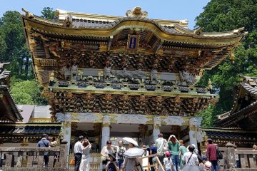 หนึ่งในหลายประตูอันงดงามของศาลเจ้าโทะโชะกุ (Toshogu) 