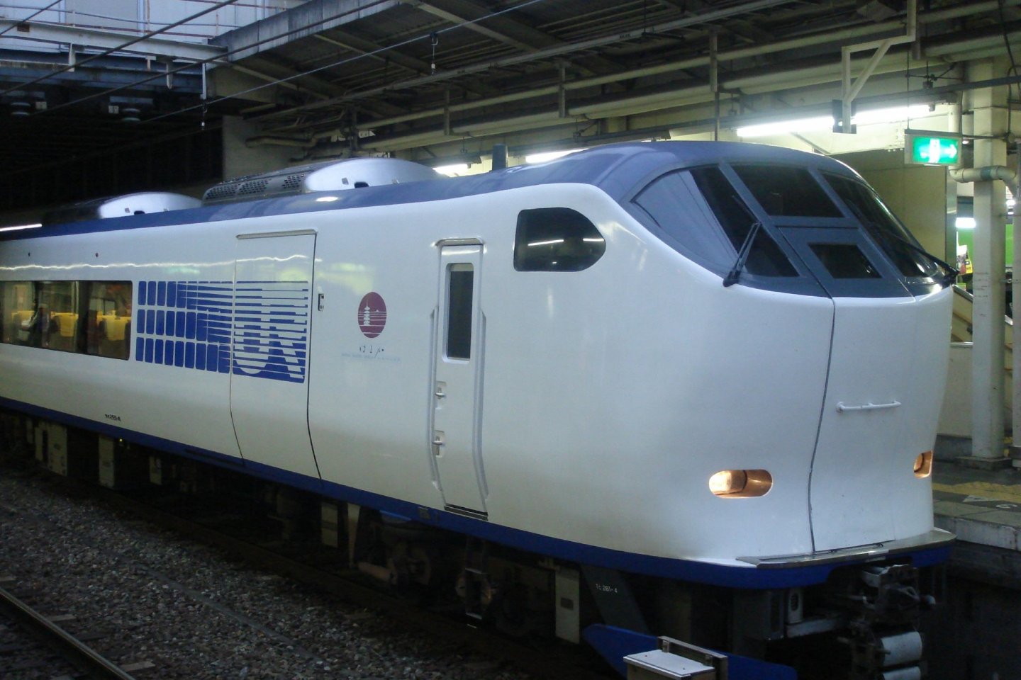 El tren Limited Express Haruka en la estación de Kioto con algunos trenes hacia Shiga
