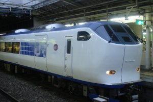 El tren Limited Express Haruka en la estaci&oacute;n de Kioto con algunos trenes hacia Shiga