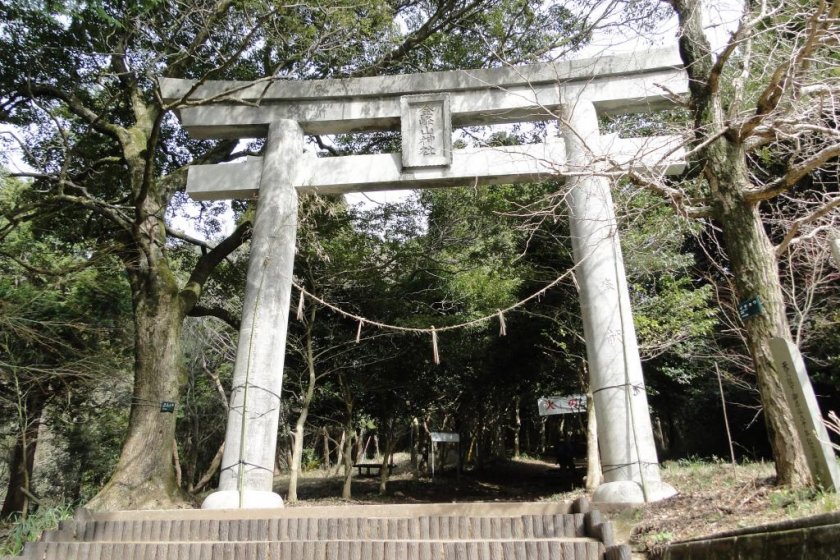 The torii gate that marks the entrance to the Mt Kimbo hiking path