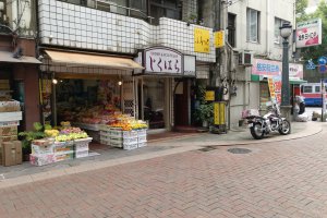 Prédios relativamente baixos e lojas abertas para a rua, com os legumes e as frutas expostas, são característicos do Tsukimachi. Aqui pode comprar fruta da época a metade do preço que está marcado nos hipermercados.