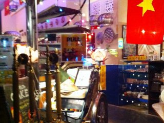 Sự kết hợp giữa Sài Gòn và Osaka sang trọng trong quán cà phê retro để tạo cảm giác về khí hậu nhiệt đới kỳ lạ của Việt Nam