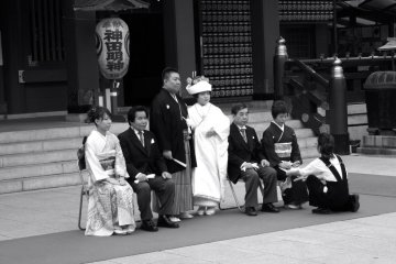 전통 일본 결혼식은 신토 사원에서 치른다.