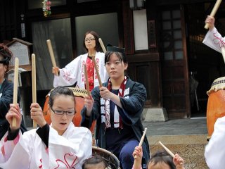 Bermain drum untuk semua umur di depan onsen