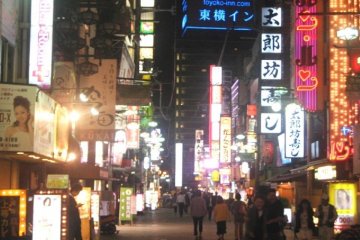 <p>Улицы горят неоновыми огнями в&nbsp;Дзюсо - перекрестком между Умеда, аэропортом Итами, Киото и Кобе</p>