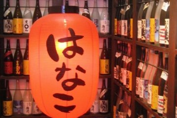 <p>Японское рисовое вино &quot;сакэ&quot; и песни являются частью ночной жизни Дзюсо -&nbsp;перекрестком между Умеда, аэропортом Итами, Киото и Кобе</p>