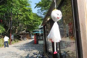 ตุ๊กตาเทะรุ เทะรุ โบะซุ (Teru Teru Bozu) ตุ๊กตาผีน้อยที่ทำขึ้นได้ง่ายๆ เพียงแค่แผ่นกระดาษ หรือผ้าสีขาว เชือก และสำลี