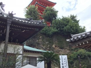 Pour grimper à la pagode, il faut emprunter un escalier à droite