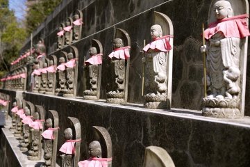 <p>Статуи Мизуко Джизо вероятно также защищают невинные души детей в загробном мире</p>