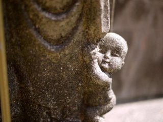 Малыш у подножия статуи Джизо