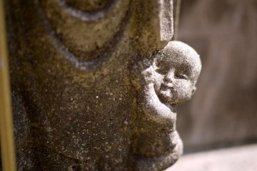 <p>Малыш у подножия статуи Джизо</p>