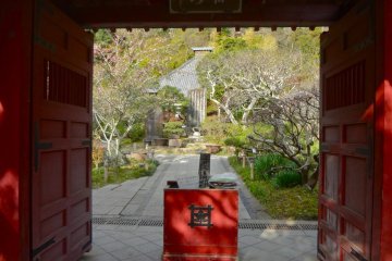 อย่าลืมบริจาคเงิน 100 เยนในกล่องสีแดงตรงประตูทางเข้า