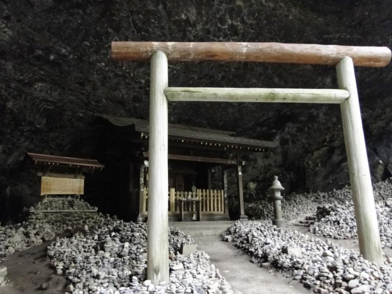 Ворота тории, обозначающие Ама-но-Ивато