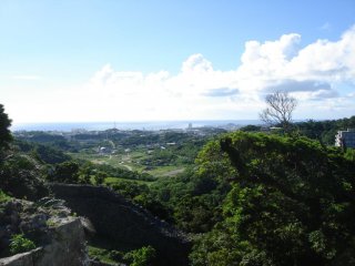 Khung cảnh tráng lệ nhìn từ Nakagusku