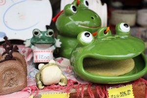 Frog ornaments are sold in the shops as a tribute to the Kajika frogs that populated Nawate Street in the past