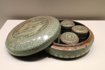Set of Cosmetic boxes with a phoenix and floral design at the Museum of Oriental Ceramics Osaka