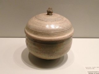 Простая чаша с тисненым мозаичным узором в крапинку выглядит одновременно этнической и современной. Музей азиатской керамики в Осаке.