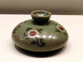 Бутылка для масла с узором хризантем в Музее азиатской керамики в Осаке