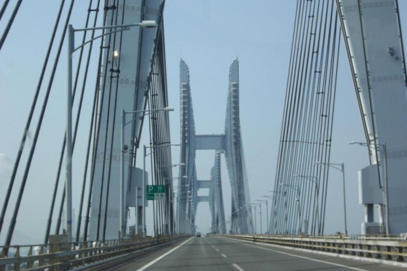 Pemandangan mengemudi dari atas jembatan 