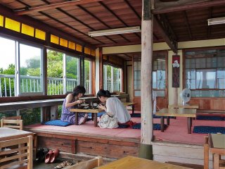 Meja Jepang nyaman dan relaks
