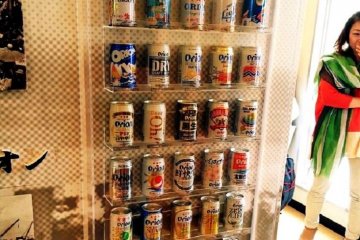 ดราฟท์เบียร์และเบียร์ไม่มีแอลกอฮอลจัดแสดงอยู่ที่โรงเบียร์โอะริออนและ Happy Park Okinawa