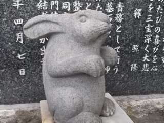 Bức tượng này vui vẻ chào đón bạn đến thăm ngôi đền