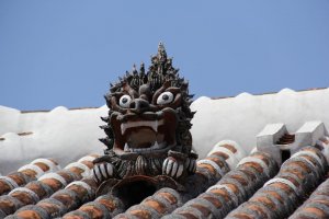 A shisa dog atop the Nakamura House stands guard against any evil spirits that dare to encroach.