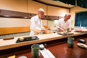 Дзиро и его сын Ёсикадзу готовят суши