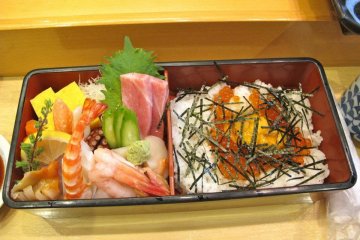 Chirashi sushi set for advanced sushi lovers: rice bowl with various topics like salmon roe, sea urchin and sashimi