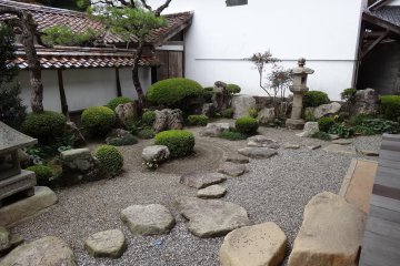 A small rock garden between the buildings