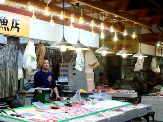 Penjual ikan di Pasar Warga Akita yang merupakan salah satu pasar terbesar di utara Tsukiji