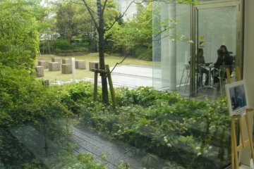 <p>จากห้องทดสอบรสชาติมองออกไปจะเห็นสวนสวยสีเขียว</p>