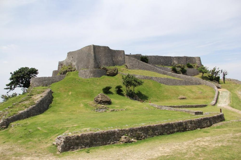Lớp tường thành thấp thứ 4 của tàn tích Thành cổ Katsuren không được phục hồi như các lớp có tường bao quanh phía trên nó