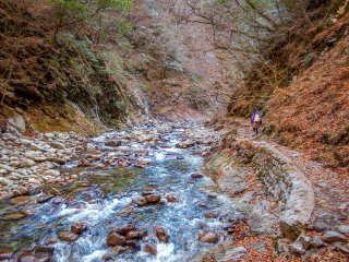 Trên đường đến con thác lớn tên là Thác nước Nanatsugama Godan, thung lũng sẽ hiện ra với lối mòn nhỏ mà bây giờ có một con đường bên cạnh