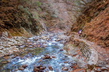 По пути к большим водопадам под названием Нанацугама Годэн, долина расширяется, а путь проходит вдоль узкой горной тропы  