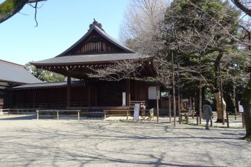 ศาลาโนะงะคุโดะ (Nohgakudo) ซึ่งเป็นเวทีสำหรับแสดงโนะกลางแจ้ง