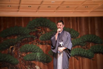 Хозяин заведения Хидэмото Кимура выступает с речью