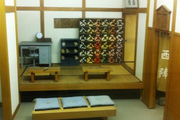<p>Витрина старого магазина в Центре текстиля Нисидзин приблизительно в 30 минутах на северо-запад Киото</p>