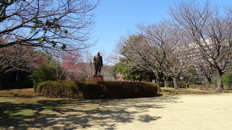 รูปปั้นภายในสวนสวนคิทะโนะมะรุ 