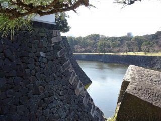 กำแพงปราสาทเอโดะและคูเมือง