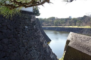 กำแพงปราสาทเอโดะและคูเมือง