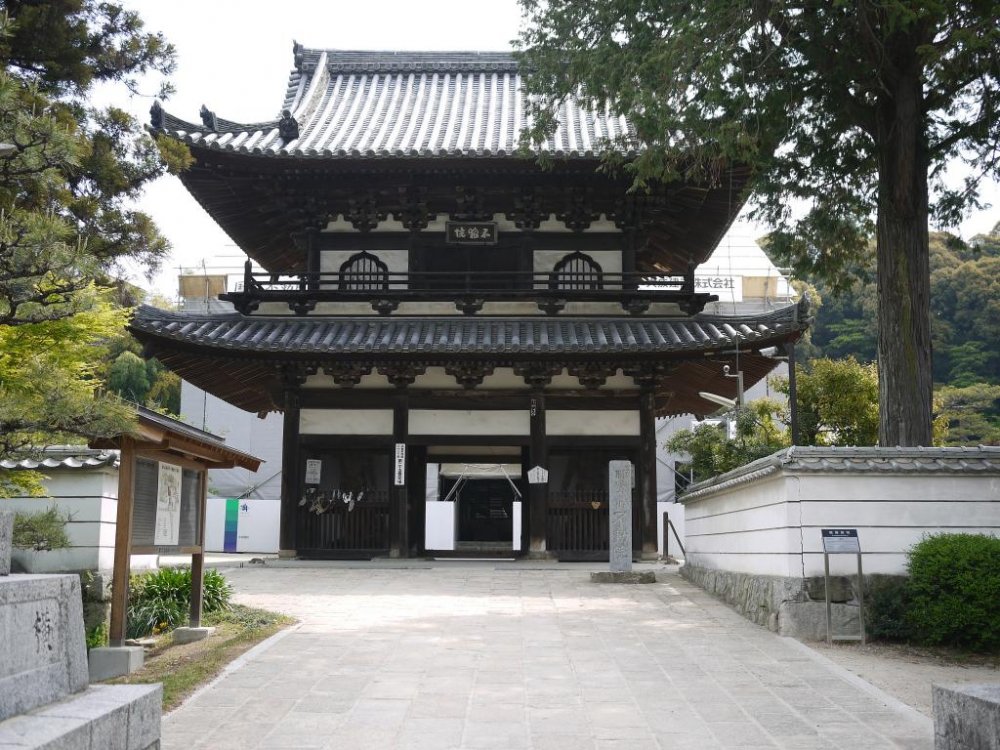 The front gate house of the temple is quite a grand sight.