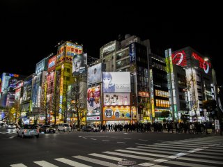 Akihabara với những biển báo sặc sỡ là một trong những điểm tuyệt vời nhất để chụp được một chuỗi ảnh đêm