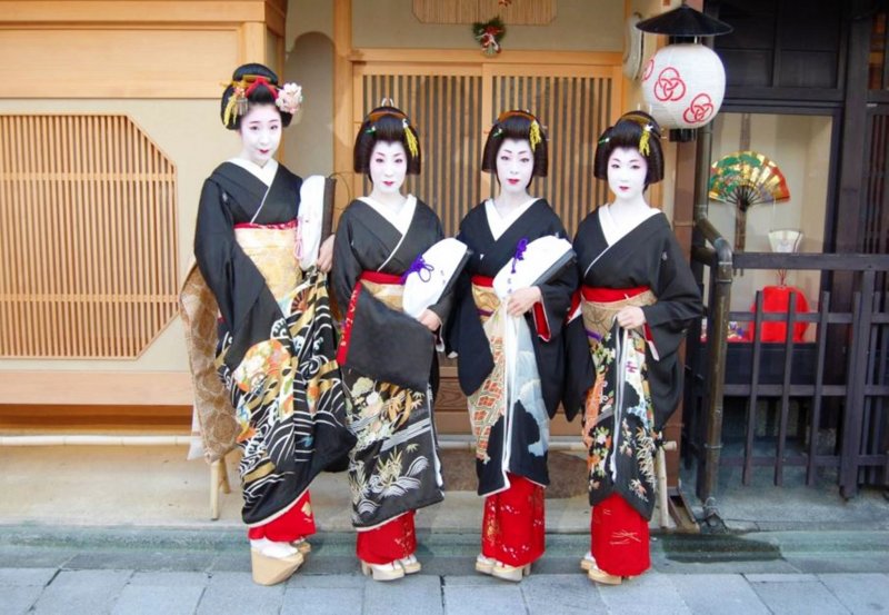 Geisha with Kyoto Black Montsuki