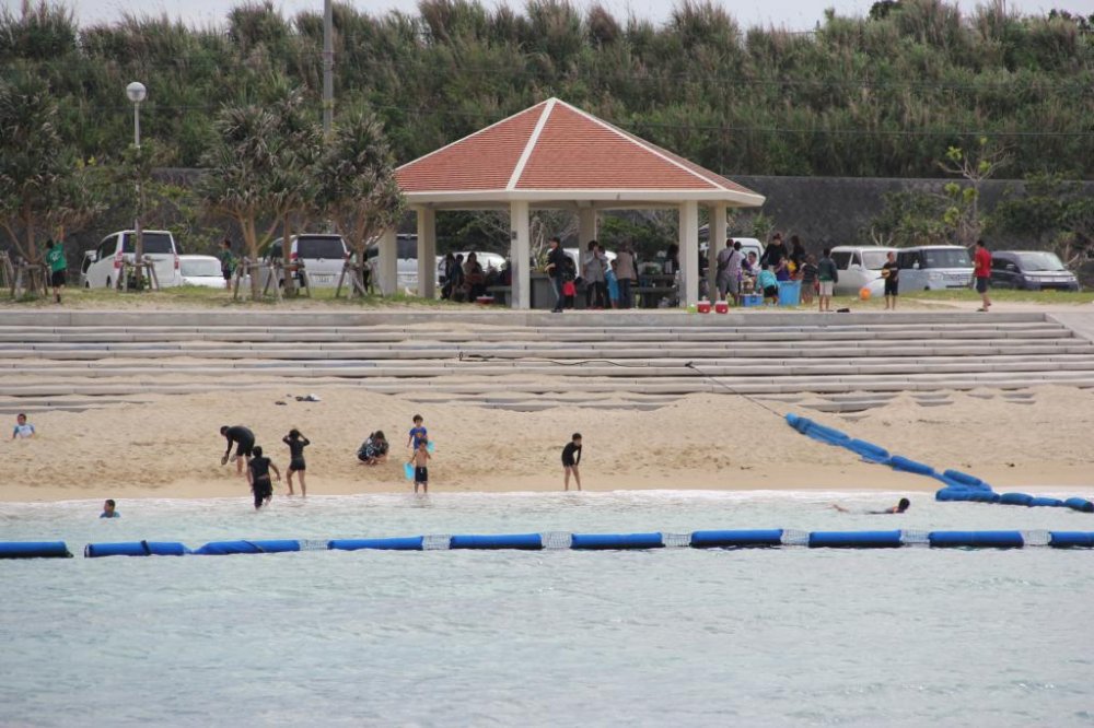 The swimming area is expanded or limited depending on wave conditions