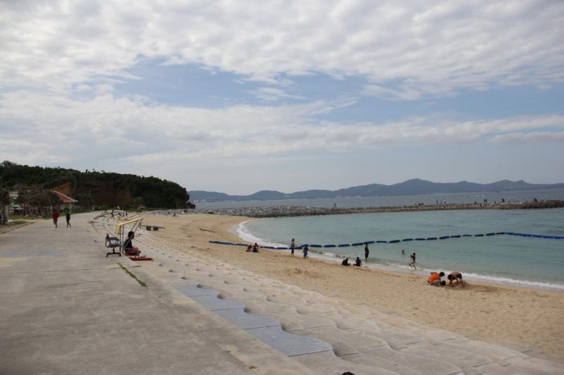 <p>Uken Beach is surrounded by Okinawa&#39;s coastline and several islands in Kinbo Bay</p>