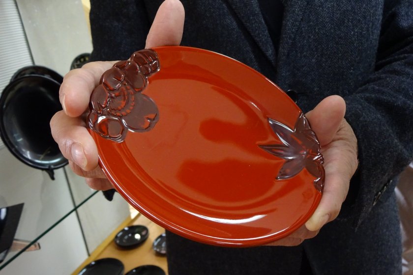 Lacquerware plate with carved edge