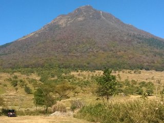 Гора Юфудакэ рядом с курортным городком Юфуин; если смотреть с юга - она практически идеальной формы