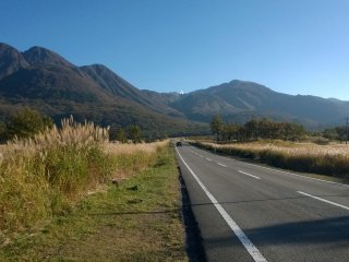 Đường 11, được biết đến như đường cao tốc Yamanami, chạy qua dãy núi Kuju