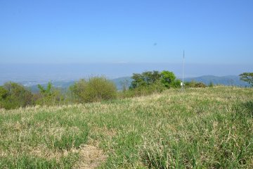 Вид, открывающийся с вершины Такасу. Вдали виднеются заснеженные пики гор